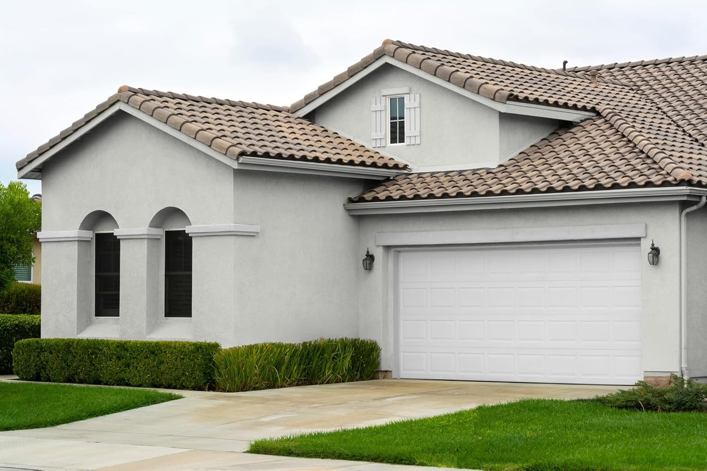 EVOLVE Paint & Primer: Environment-friendly, Low Sheen with One-coat Coverage for Interior & Exterior surfaces (Morning Frost, 5-Gallon)