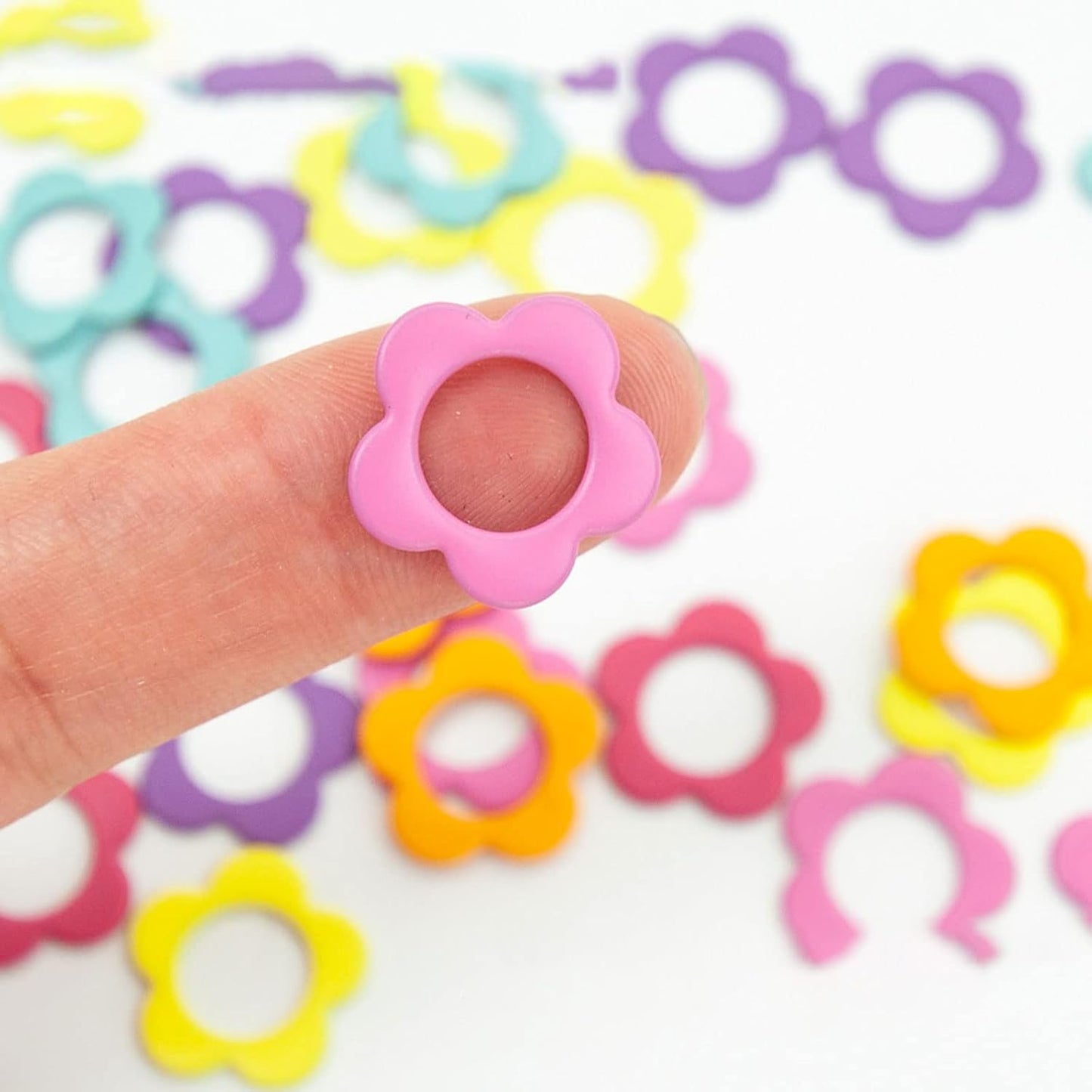 Hilsayum 60PCS Multicolor Stitch Markers Flower Shape Metal Ring Stitch Stoppers Mini Crochet Locking Markers with Wooden Storage Box (Multicolor)
